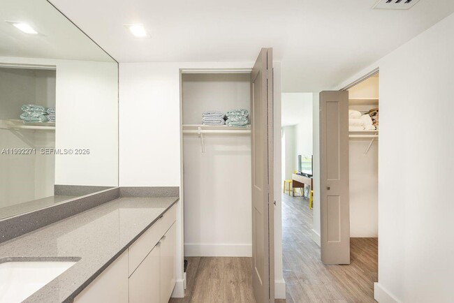 Building Photo - 100 Bayview Dr