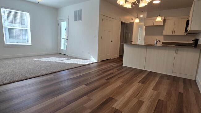 Primary Photo - 6512 Skyline Lp Ln