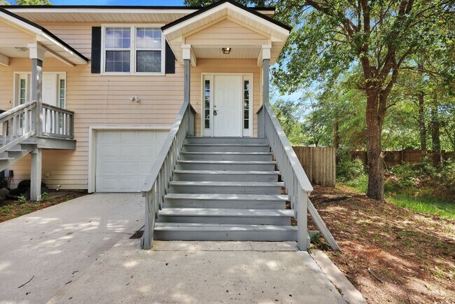 Building Photo - NEWLY RENOVATED 3 BEDROOM 2.5 BATHS TOWNHO...