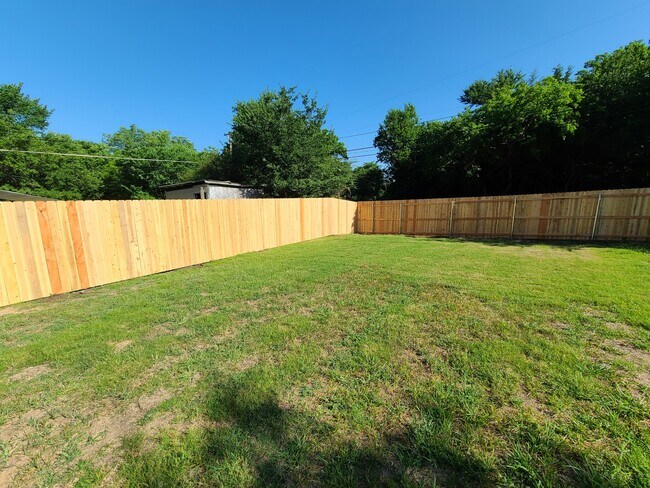 Building Photo - 405 E Shepherd St