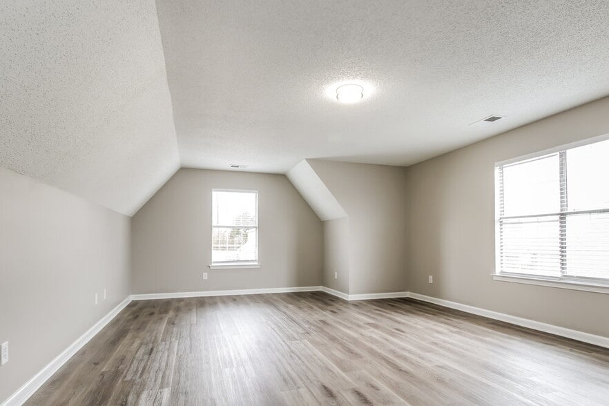 Building Photo - 115 Clear Springs Dr