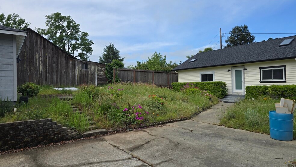 Building Photo - 667 Plum St