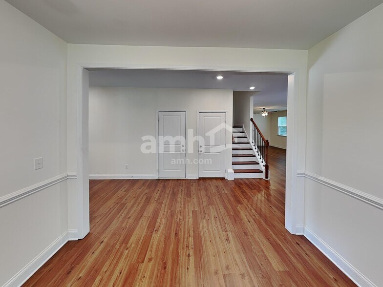 Building Photo - 3021 Greenmont Cir