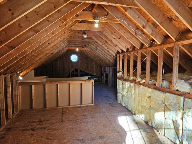 Building Photo - Beautiful 4 bedroom, 2.5 bath home in the ...