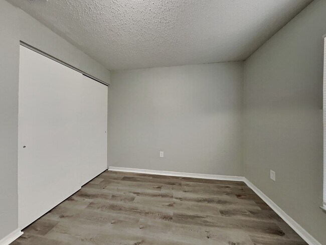 Building Photo - Beautifully Renovated 3 Bed 2 Bath Home with Garage in Tampa, FL