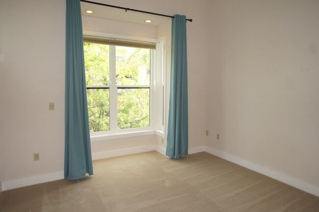 Building Photo - Beautiful 2 bedroom Belmont Condo. 3 Stories, 1 car garage, open floor plan, a/c. Amazing unit!