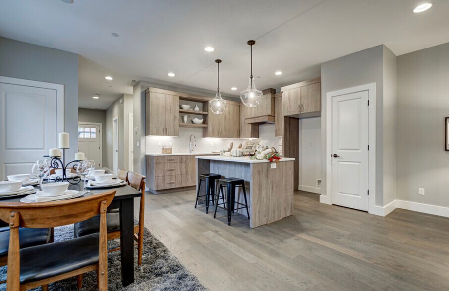 Building Photo - 6049 NE Flanders St