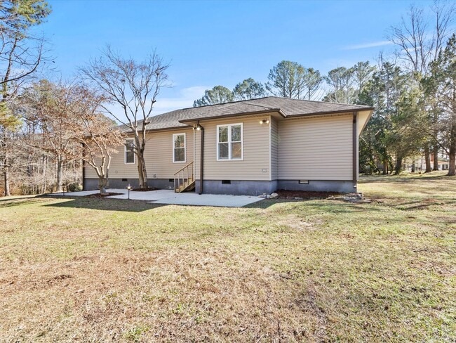 Building Photo - Large lot and close to town.