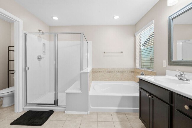 Building Photo - 4 Bedroom Home with Community Pool in Vail...