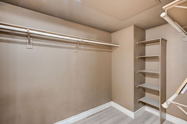 Building Photo - 210 E Flamingo Rd