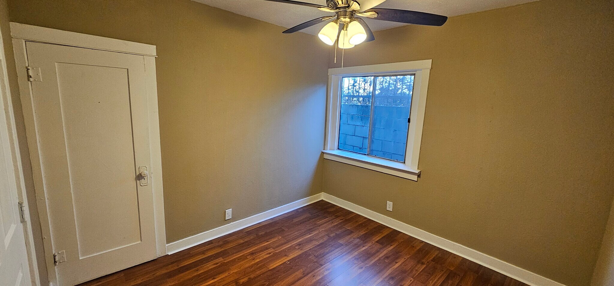 Building Photo - 522 W Florence Ave