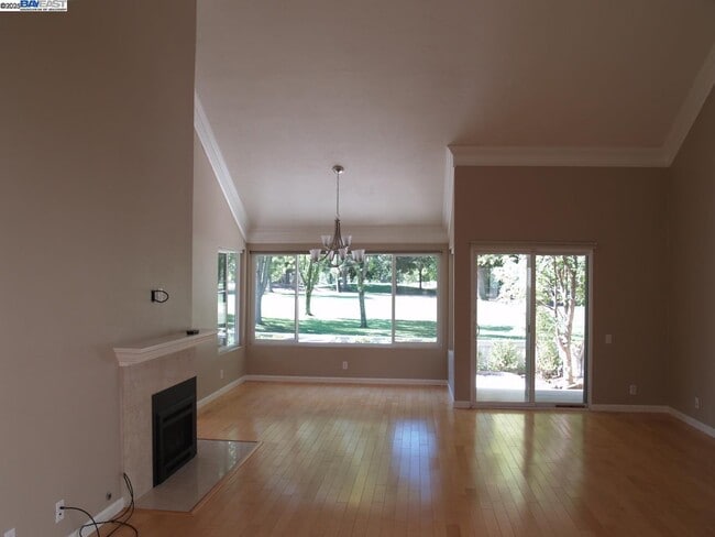 Building Photo - 647 Doral Dr
