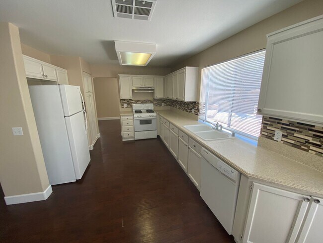 Building Photo - Wonderful 4 bed/2.5 bath home located in W...