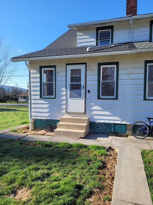 Building Photo - Semi in Newmanstown