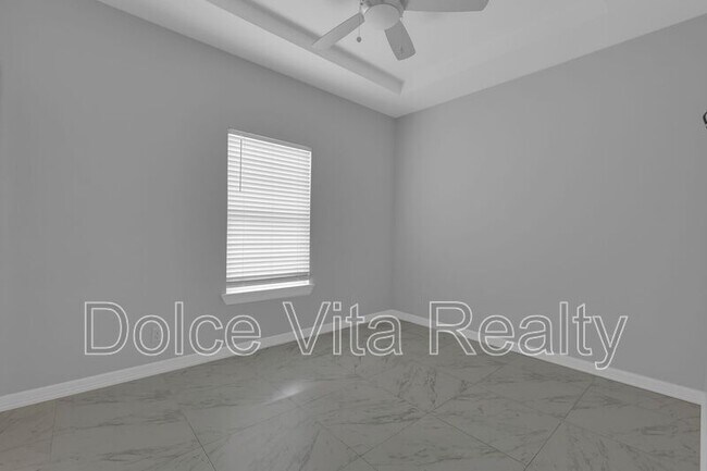 Building Photo - 1012 E la Cantera Ave