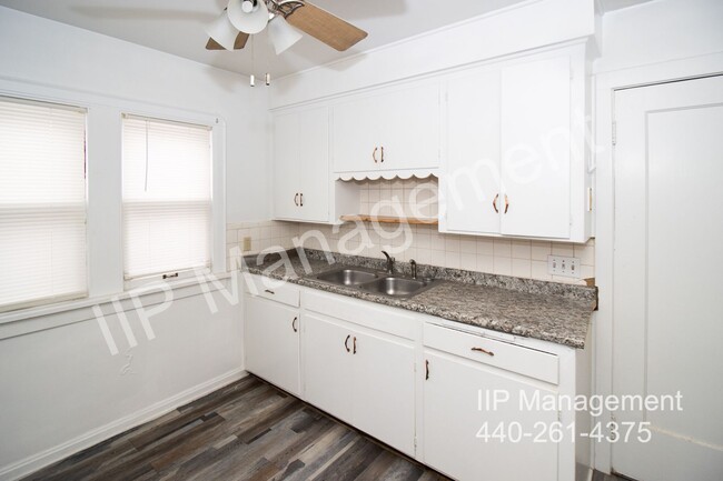 Building Photo - Very Spacious 2BR 2nd Floor Unit in South ...