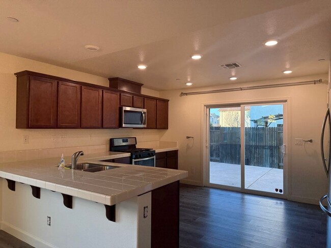 Building Photo - Stunning Home in Natomas (Please read enti...