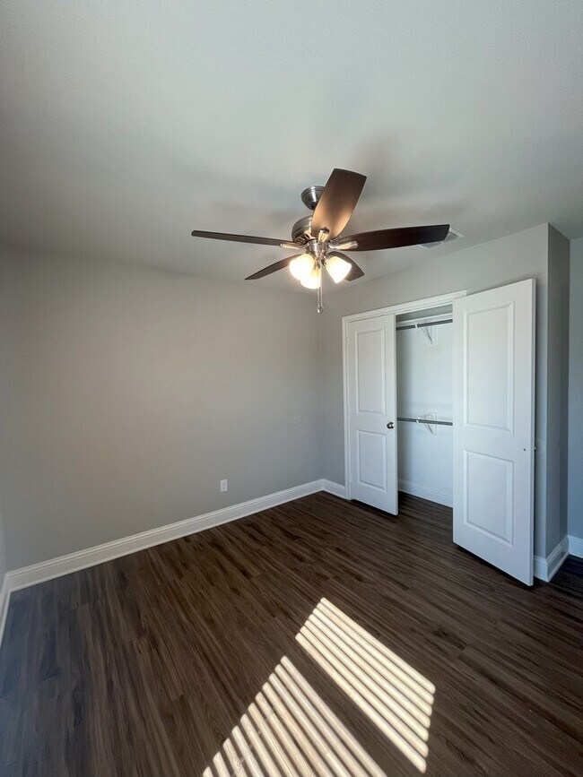 Building Photo - Country Heights #1102