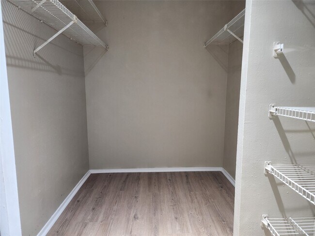 Building Photo - 6602 Harbor Town Dr
