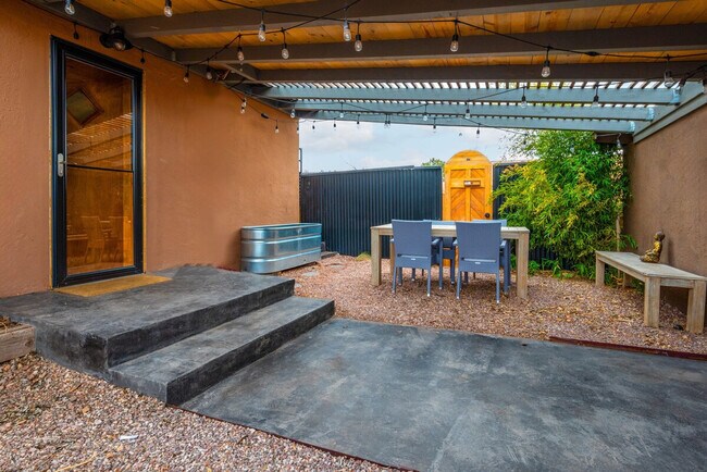 Building Photo - 906 Agua Fria St