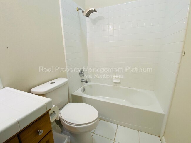 Building Photo - 2916 Roberts Ave