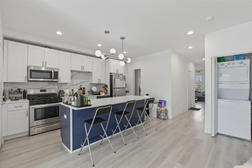 Building Photo - 4939 N St Louis Ave