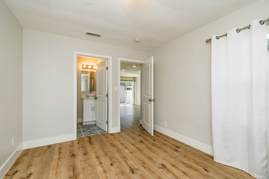 Building Photo - 6714 Amigo Ave