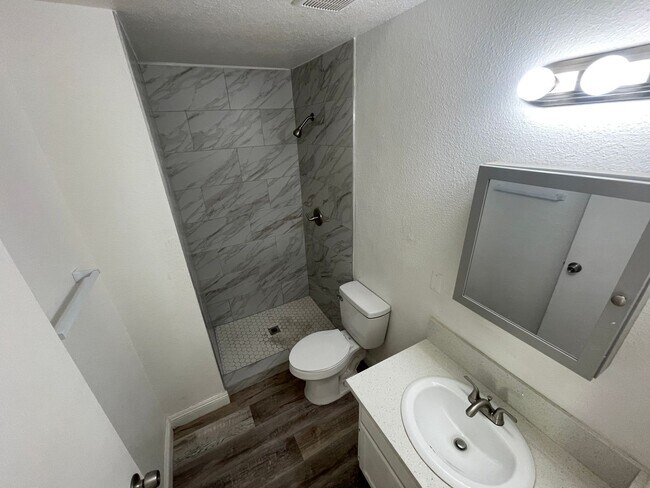 Building Photo - 2 BEDROOM 2 BATH, SECOND  FLOOR UNIT, NO CARPET, NEAR NELLIS AFB!