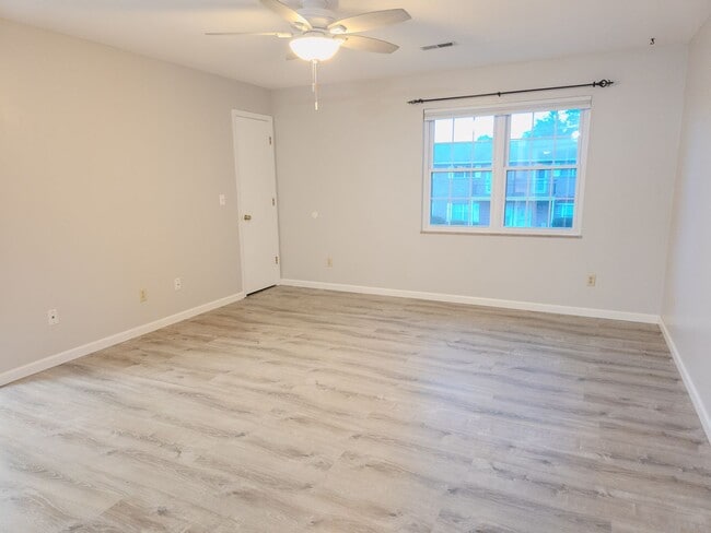 Building Photo - 5-11 11 Estates Dr