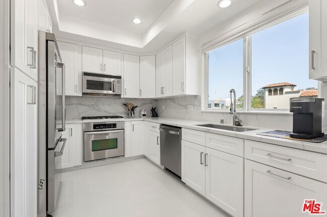 Building Photo - 1540 S Bentley Ave