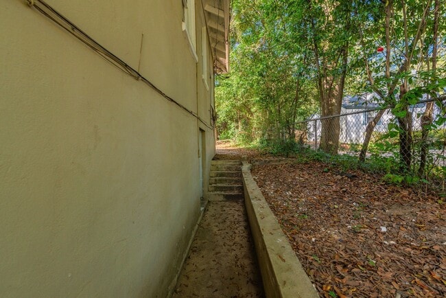 Building Photo - MOVE IN SPECIAL!!! $699- Updated 2 bed/1 bath apartment near Medical Center, with brand-new appli...