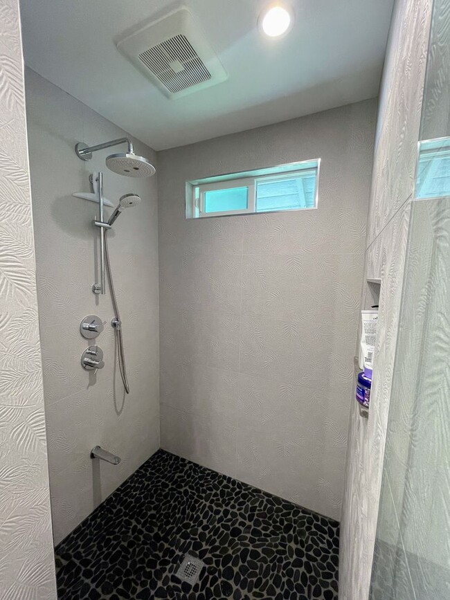 Building Photo - Newly Renovated 2BR/1BA in Nuuanu Avail Now!