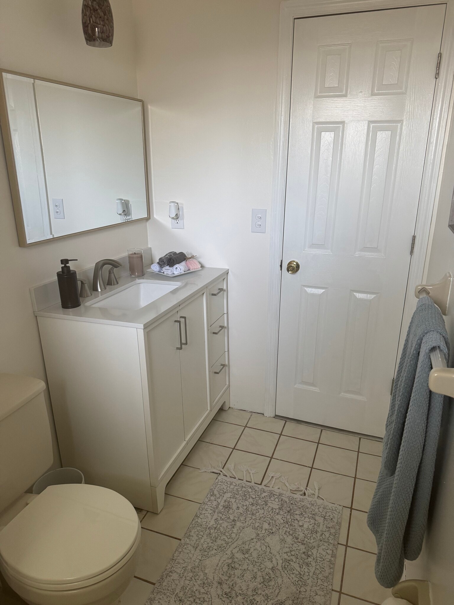 Guest Bathroom - 1063 Wexford Way