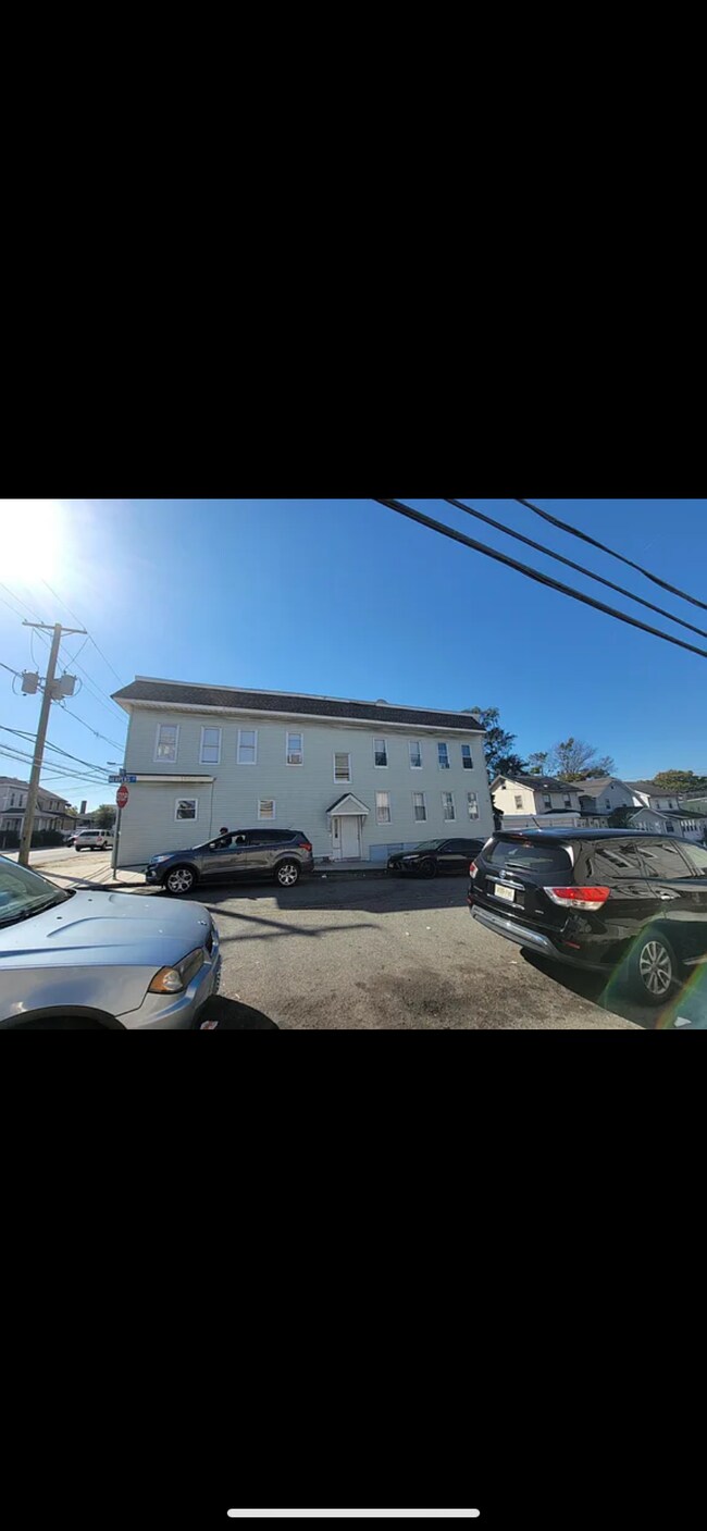 Primary Photo - 1123 Grove St