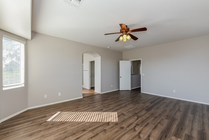 Building Photo - 10575 E Primrose Ln