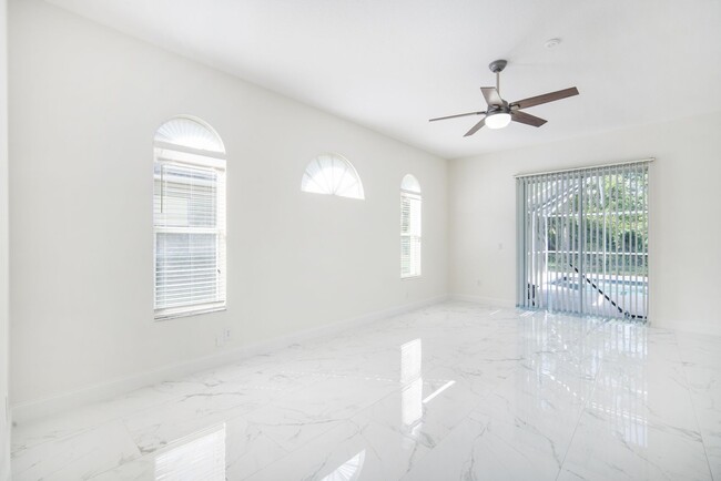 Building Photo - Enjoy the luxury living in Kingshyre, a hi...