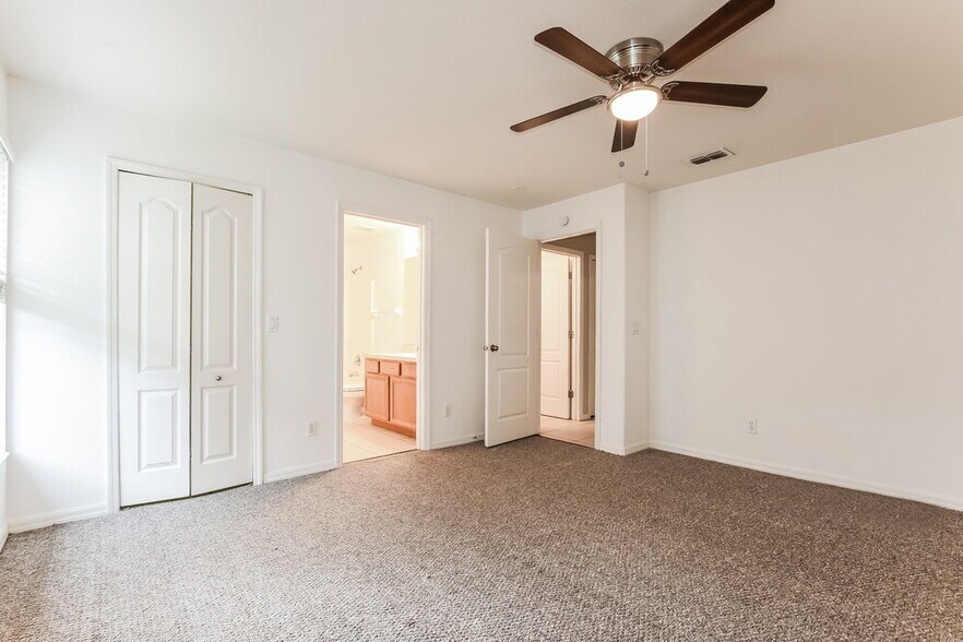Building Photo - 2728 Regency Oak Ln