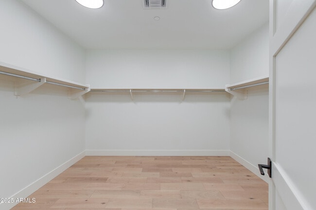 Building Photo - 5000 N Camelback Rdg Dr