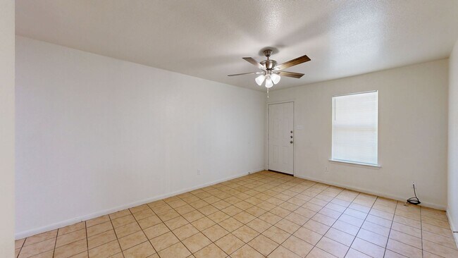 Building Photo - $950 + 2 WEEKS FREE RENT!!!