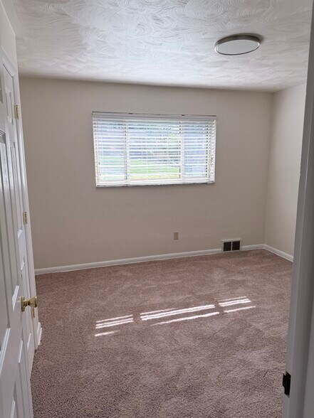 Building Photo - 3295 Woodhaven Dr