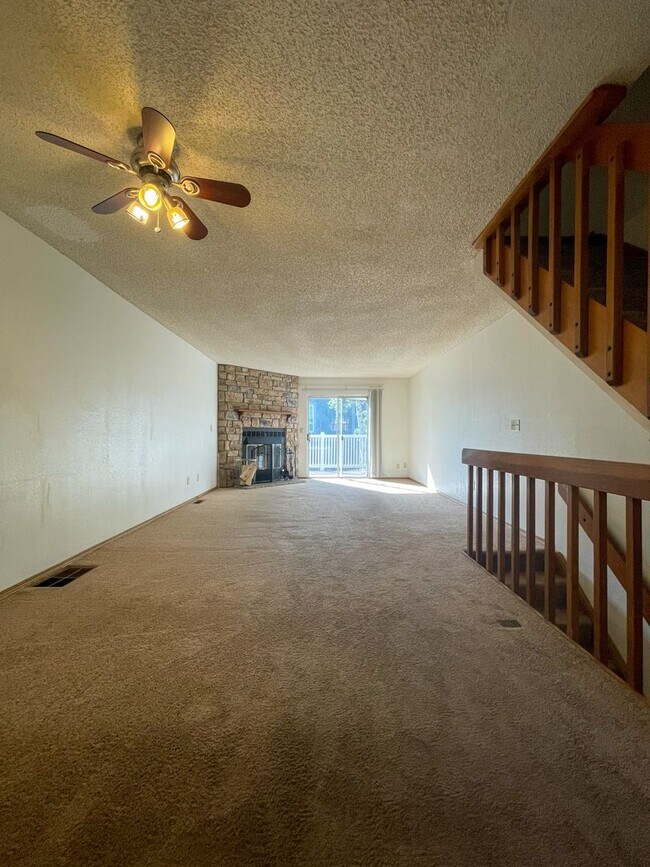 Building Photo - Beautiful 2-Bedroom Townhome in Aurora – A...
