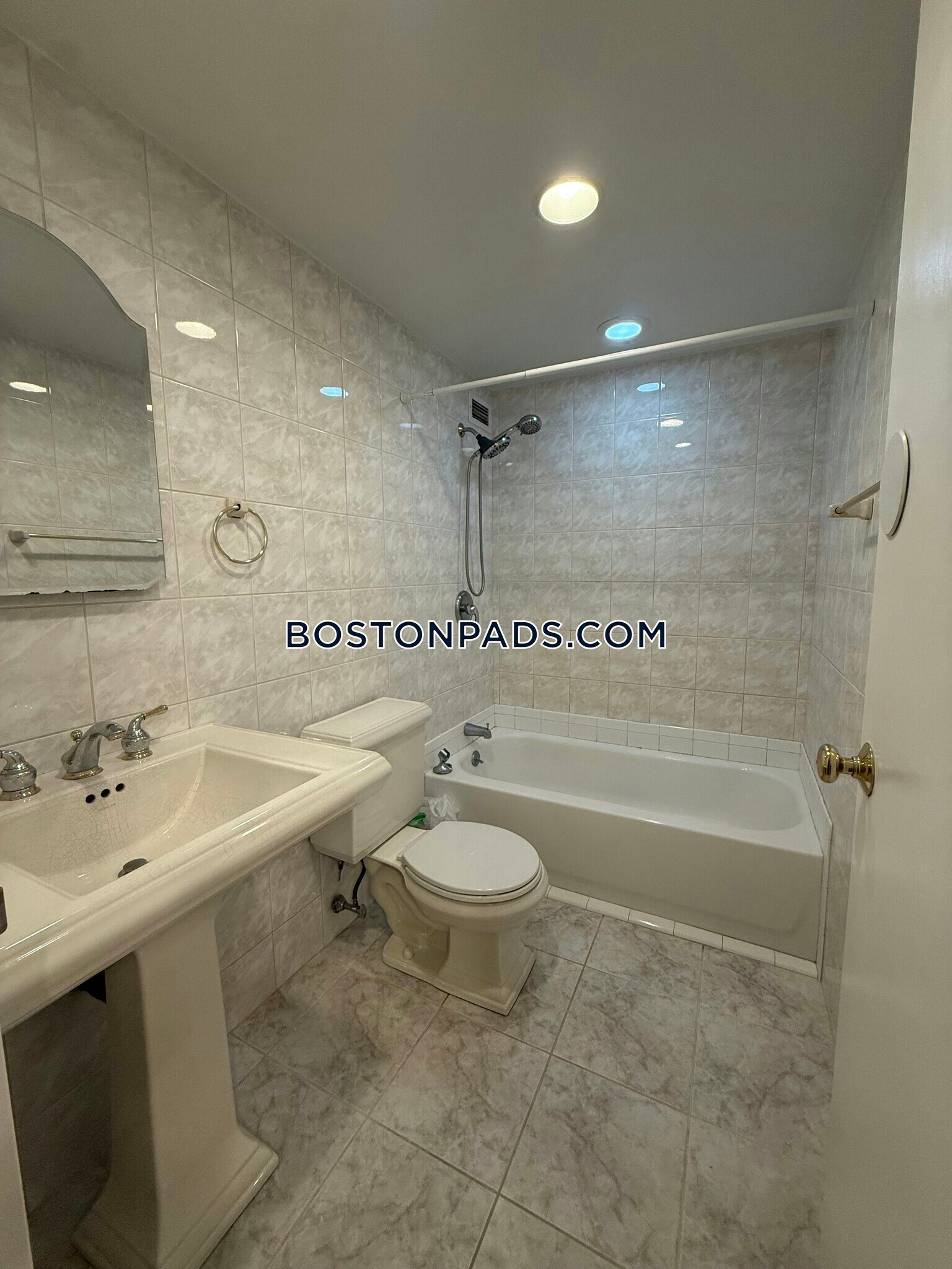 Building Photo - 50 Broadlawn Park