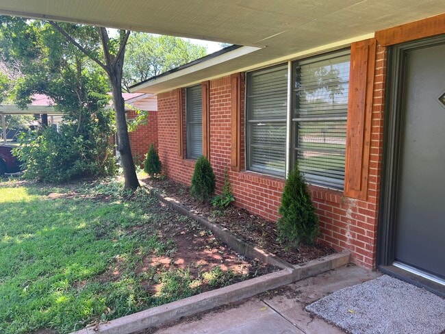 Building Photo - 817 N 4th Ave