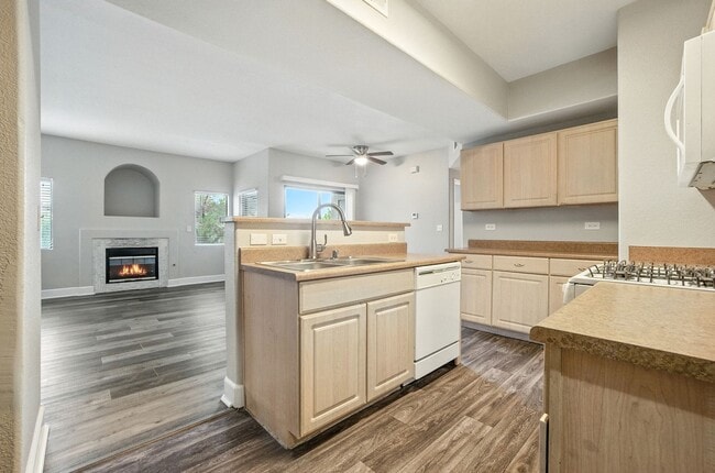 Building Photo - Northwest Condo with Modern Finishes & Gre...