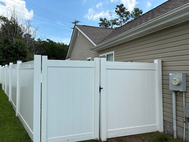 Building Photo - 9565 Sullivan Dr