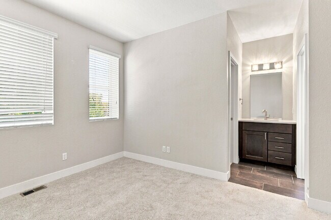 Building Photo - $3,740.95 - 4 bed, 3.5 bath Updated Townhome in Englewood!