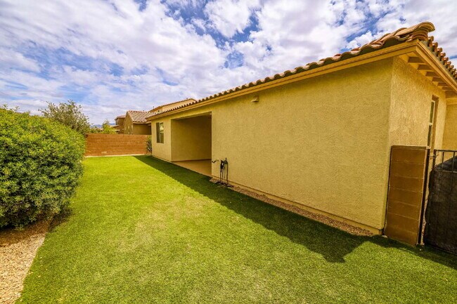 Building Photo - 4 Bedroom with new carpet and new interior paint in Saguaro Trails!