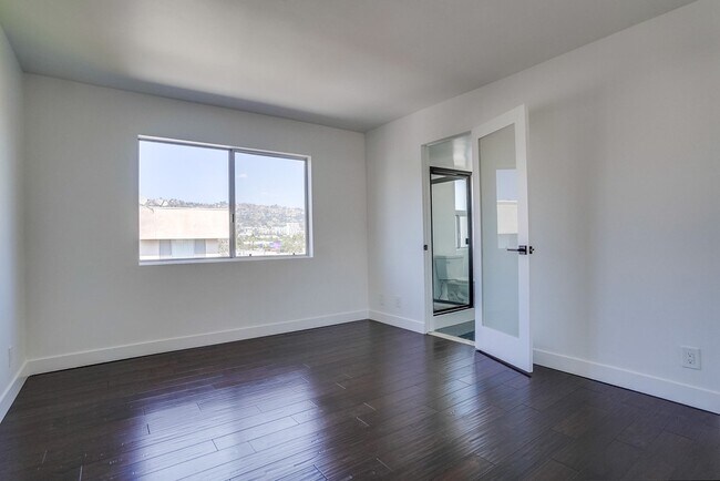 Building Photo - 435 N Oakhurst Dr