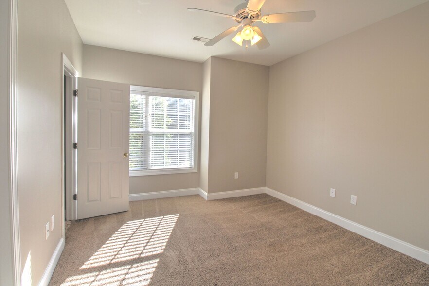 Bedroom 2 with walk in closet - 2077 Silvercrest Dr
