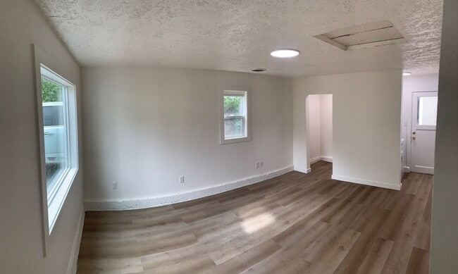 Building Photo - Updated, One Level Home with Two Bedrooms & One Bathroom, and Fully-Fenced Back Yard!
